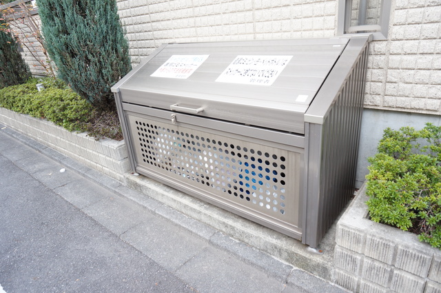 その他共有部分　ボックスタイプのごみ置き場で清潔ですね♪