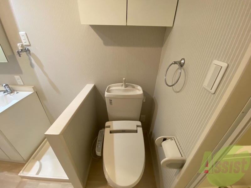 トイレ　トイレは温水洗浄便座付きで、上部には収納スペースも！