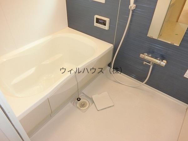 バス・シャワールーム　浴室乾燥機、追焚機能付の広々バスルーム！
