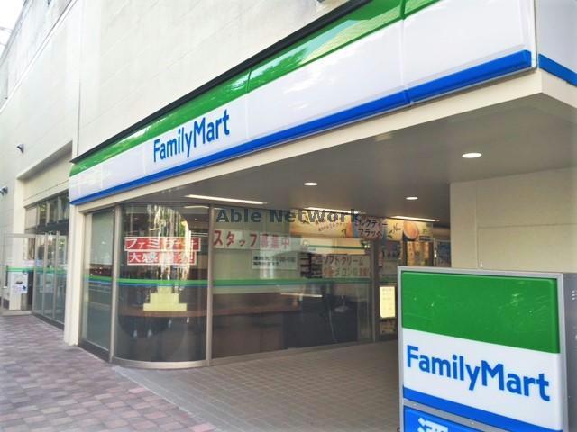 コンビニ　ファミリーマート札幌北6条西7丁目店（コンビニ）まで205m