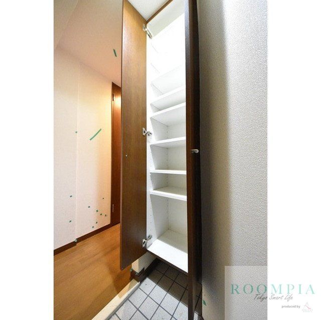 玄関　※同タイプの別のお部屋です。