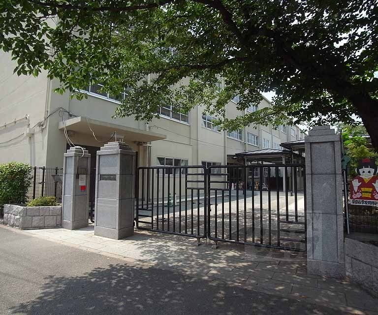 小学校　西京極小学校（小学校）まで500m