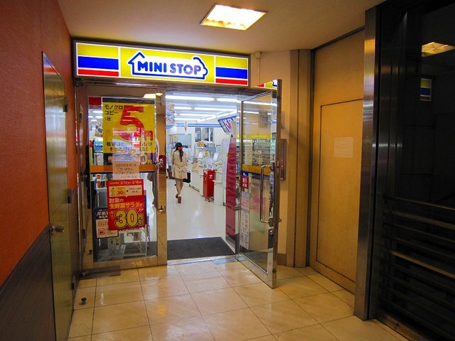 コンビニ　ミニストップ神宮前1丁目店（コンビニ）まで582m