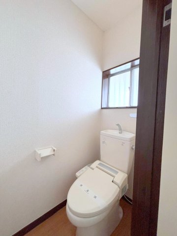 トイレ　落ち着いた色調のトイレです