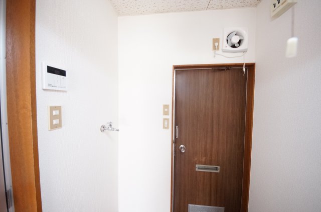 玄関　※写真は別の部屋のものです。