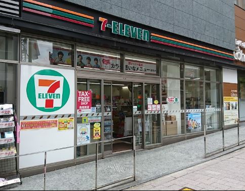 コンビニ　セブン－イレブン赤坂３丁目一ツ木通り店（コンビニ）まで208m