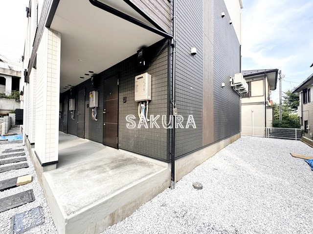 エントランス　重厚感のある建物デザイン♪