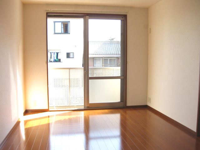 ルミエール諏訪森の居間写真