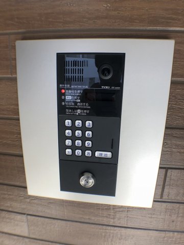 エントランス　アパートでは珍しいオートロック完備