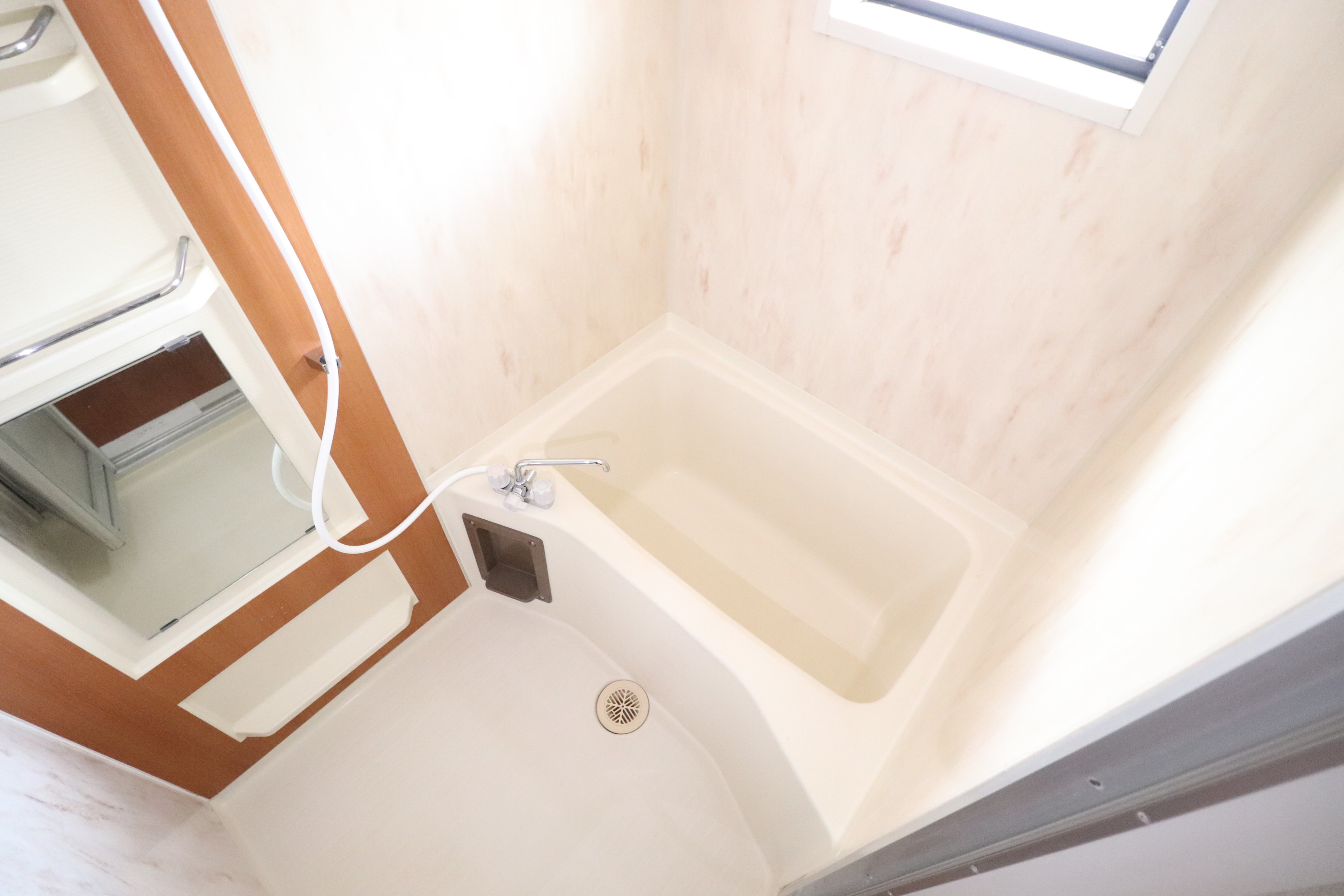 バス・シャワールーム　お風呂にも大きめの窓があり明るいですよ-