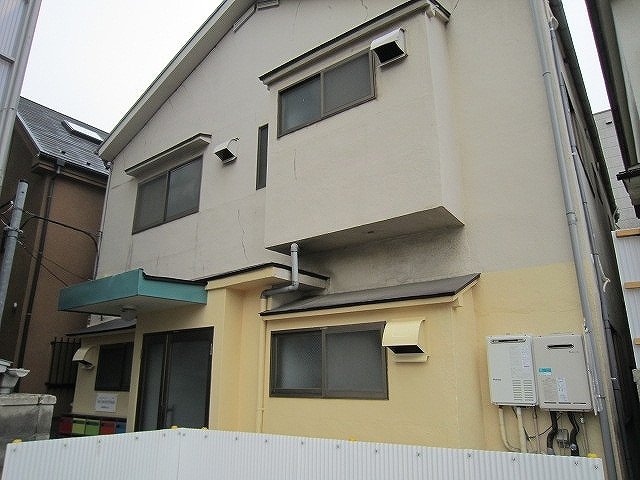 文京区本駒込のアパートの建物外観