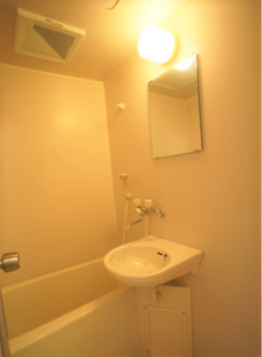 洗面設備　ゆったりとスペースのある洗面所