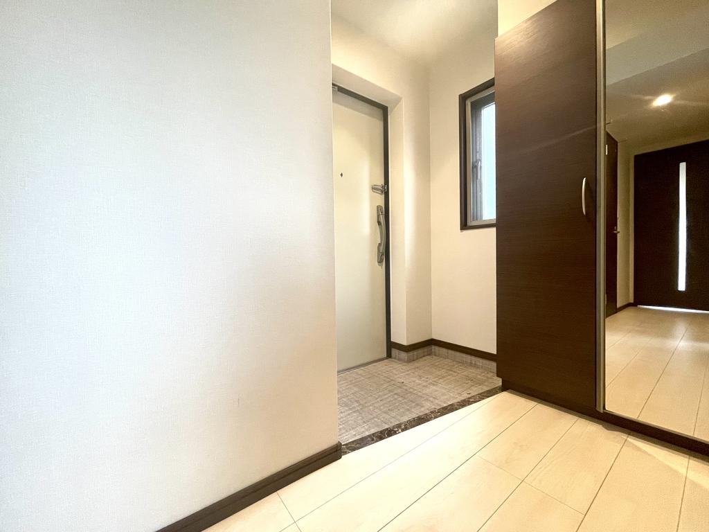 玄関　※同物件別部屋の参考写真・現況優先