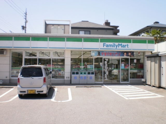 コンビニ　ファミリーマート（コンビニ）まで250m