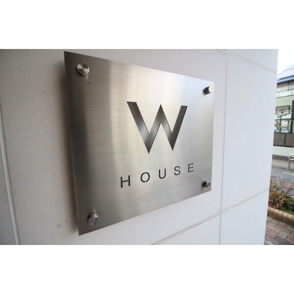 【W HOUSEのエントランス】