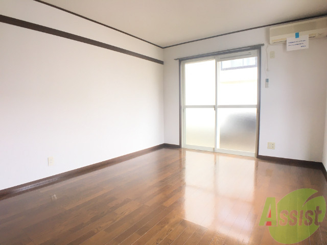 居室・リビング　部屋も広くて奥行きがあってとてもいい部屋ですね。