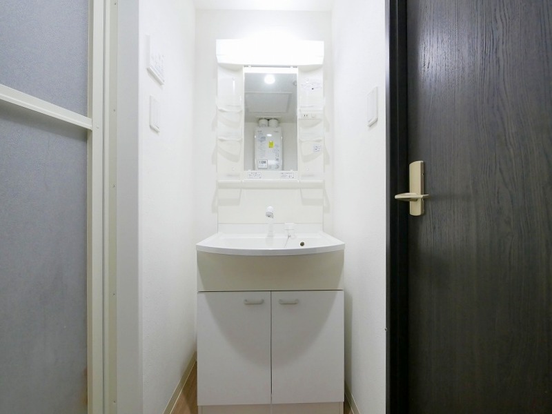 洗面設備　忙しい朝にうれしいシャンプードレッサー付きです♪