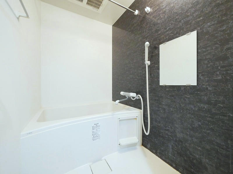 バス・シャワールーム　アクセントパネルがおしゃれなバスルーム♪