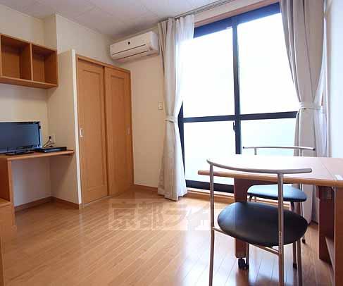 居室・リビング　家電・家具の設備が整っている部屋です。