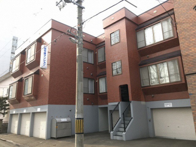 札幌市豊平区旭町のアパートの建物外観