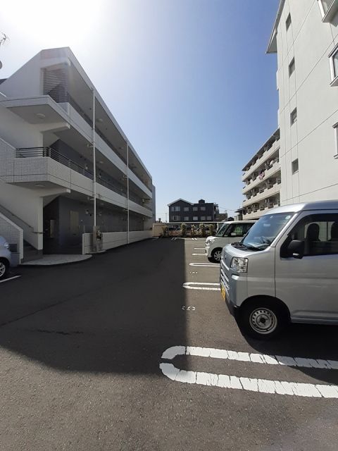 【松山市朝生田町のマンションの駐車場】