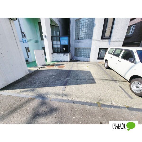 【札幌市中央区南十一条西のマンションの駐車場】