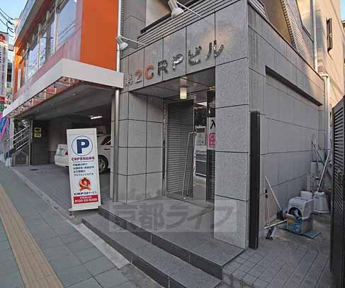 【京都市伏見区桃山町松平筑前のマンションのエントランス】