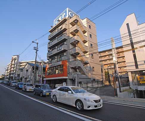 【京都市伏見区桃山町松平筑前のマンションの建物外観】