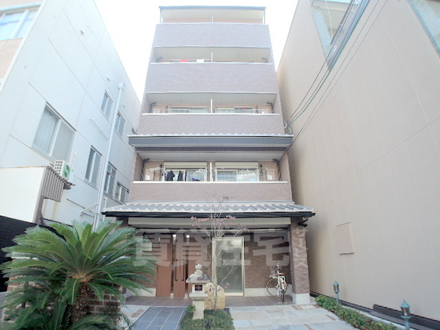 京都市上京区新猪熊町のマンションの建物外観