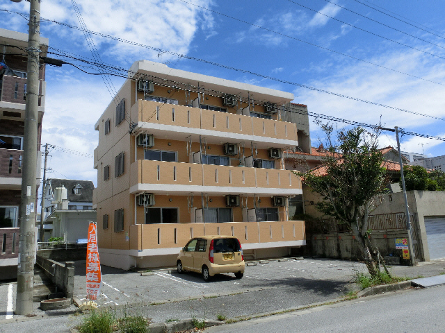 沖縄市登川のマンションの建物外観