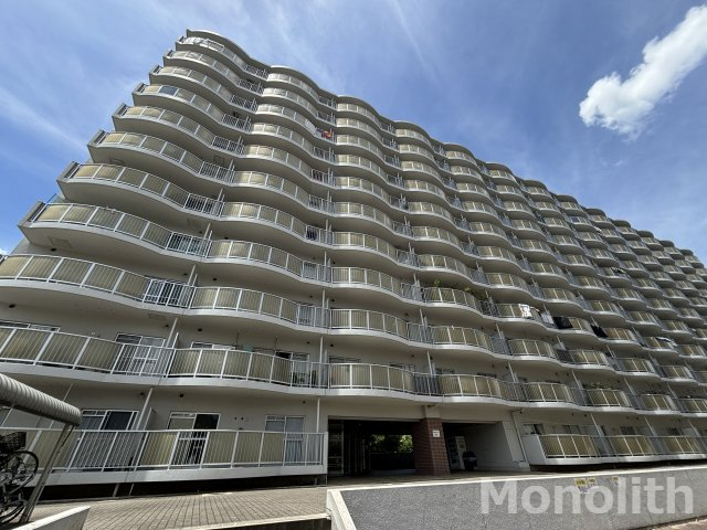 【河内長野市小山田町のマンションの建物外観】