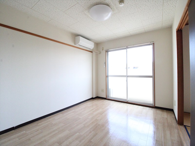 居室・リビング　南洋室6.4帖・照明・エアコン付き