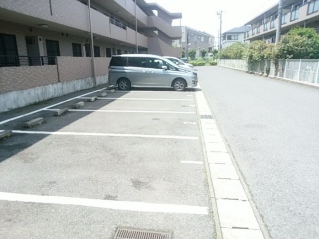 【八千代市大和田新田のマンションの駐車場】