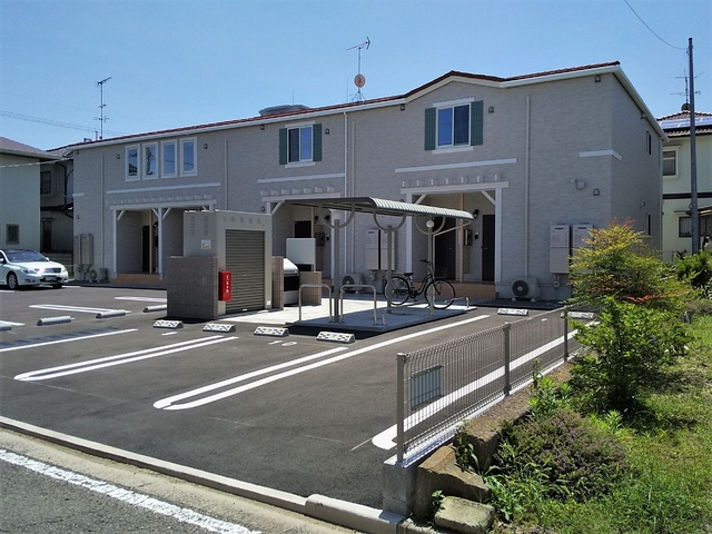 松山市春美町のアパートの建物外観