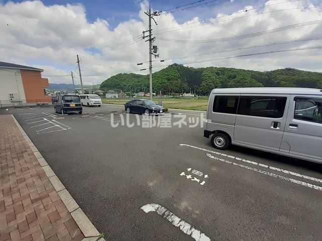 【舞鶴市字泉源寺のアパートの駐車場】