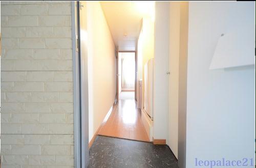 玄関　備品や設備仕様は号室等により異なります現地をご確認下さい。