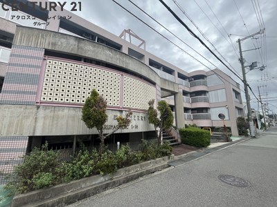 建物外観　オートロック完備・敷地内屋根付き駐車場・駐輪場あり