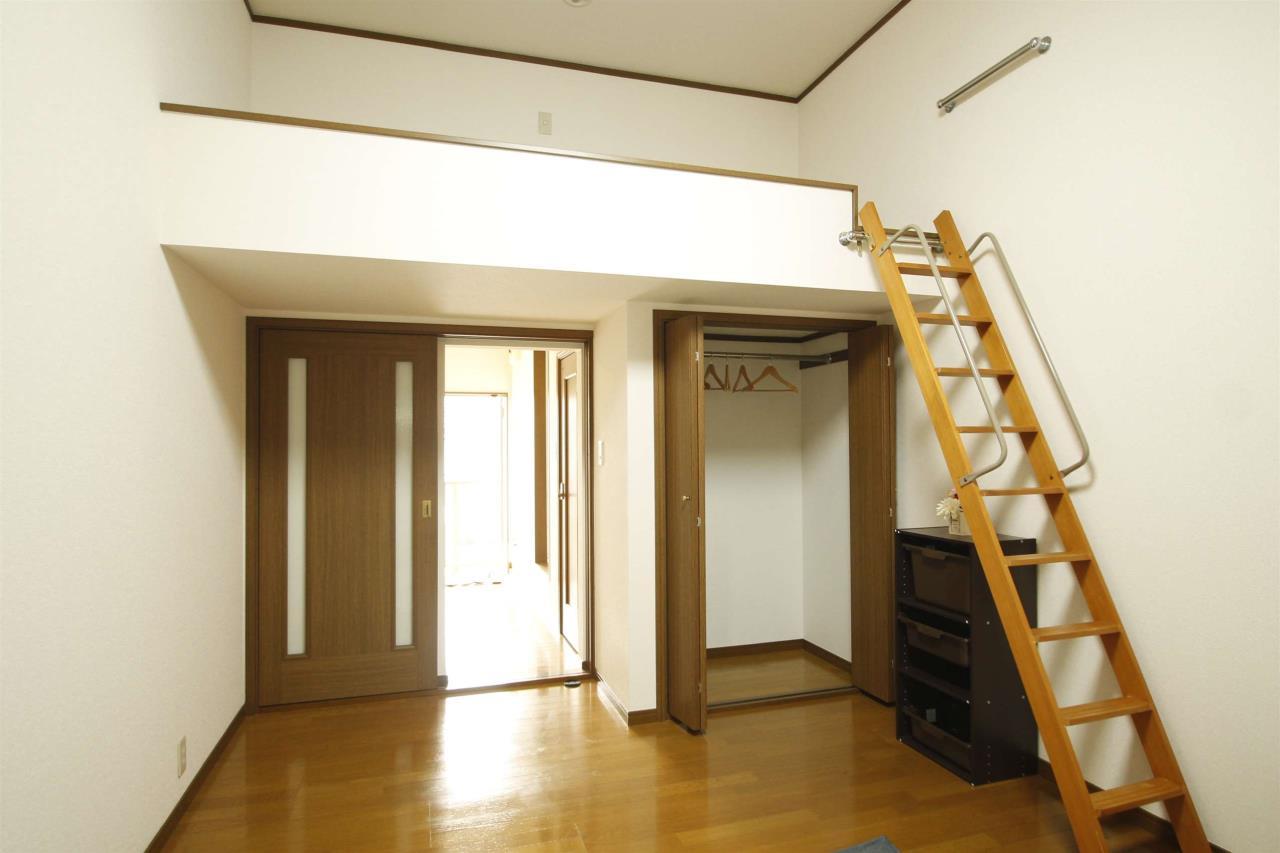 収納　クローゼット+ロフトでバッチリ☆梯子下にカラーＢＯＸ置けるス