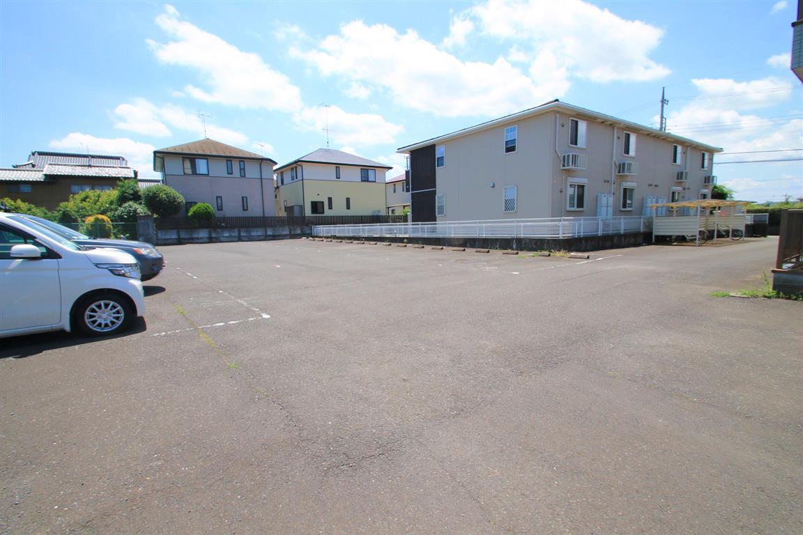 駐車場　ひろびろ駐車場♪