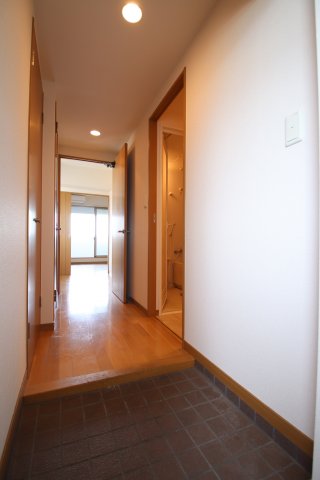 居室・リビング　開放的で明るい空間を演出してくれるバルコニーです