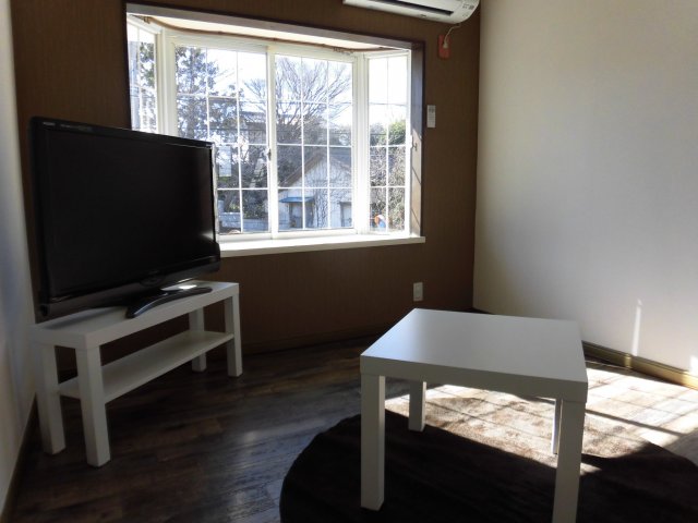 居室・リビング　個人の部屋や寝室として使える洋室です※テレビ・テーブルはサン