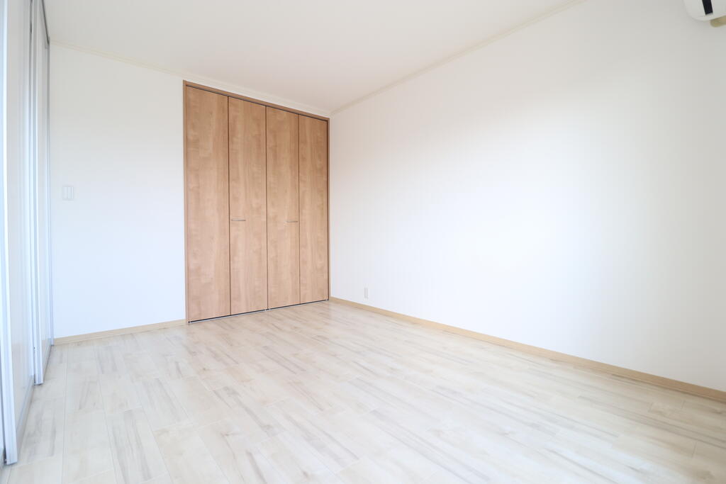 その他部屋・スペース　洋室にも大きな収納付いてます