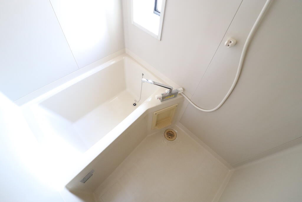 バス・シャワールーム　バスルームは採光窓付きです