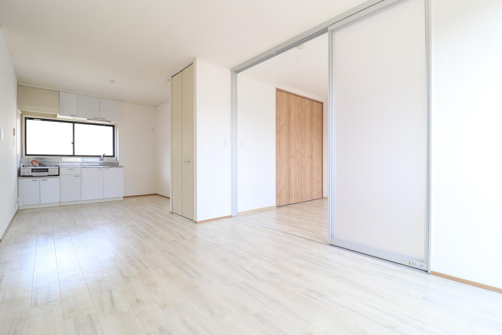 居室・リビング　明るいリビングダイニング