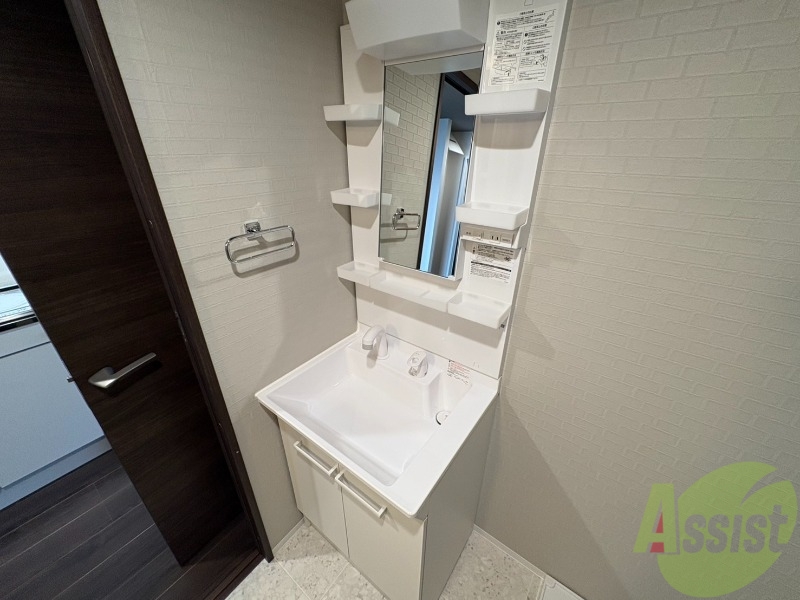 洗面設備　洗面台は収納がたっぷりです。物が多い人でも問題ございません。