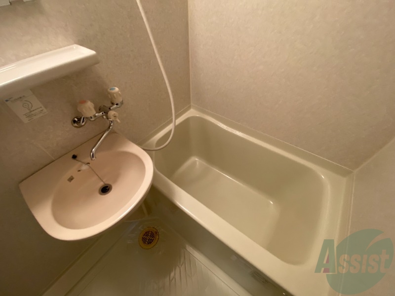 バス・シャワールーム　浴室です。バスタブが広くてゆったりできます。