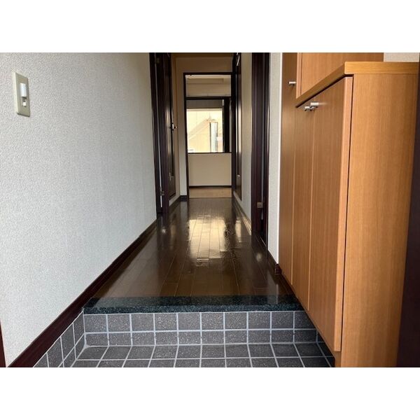 玄関　掲載写真は空室の一室です。実際のお部屋と仕様等が異なる場合、