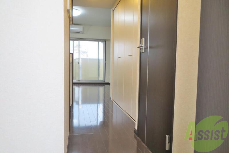 玄関　玄関を入って右にトイレがあり正面はキッチンになります。