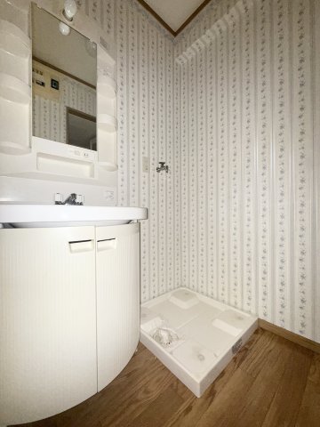 洗面設備　脱衣スペースもある洗面所でございます。