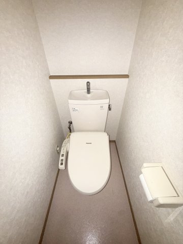 トイレ　嬉しい温水洗浄便座でございます。